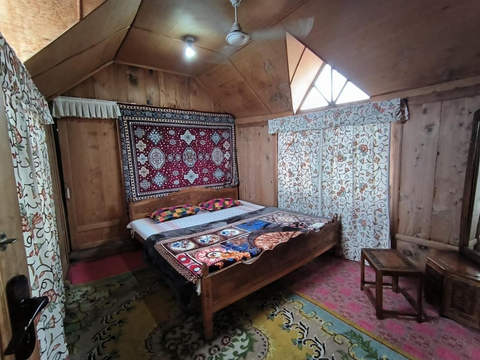 Botel Houseboat Shora Palace Group Of Houseboats